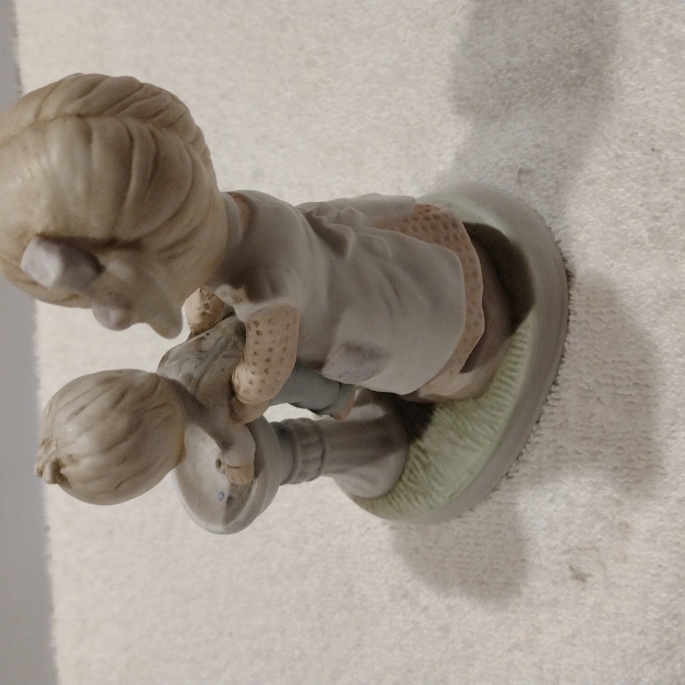 Vintage, Homco porcelain figurine of little girl with little boy by water founta - Picture 4 of 4